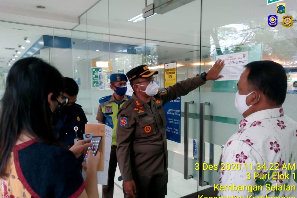 Satpol PP Jakarta Barat tutup Bank BCA Kembangan