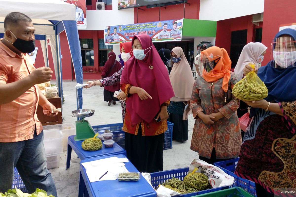 Warga antusias beli hasil di bazar pertanian Disketapang Pekanbaru