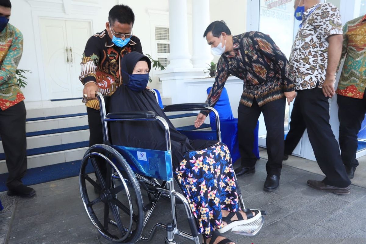 Wali Kota Banda Aceh serahkan bantuan kursi roda untuk lansia