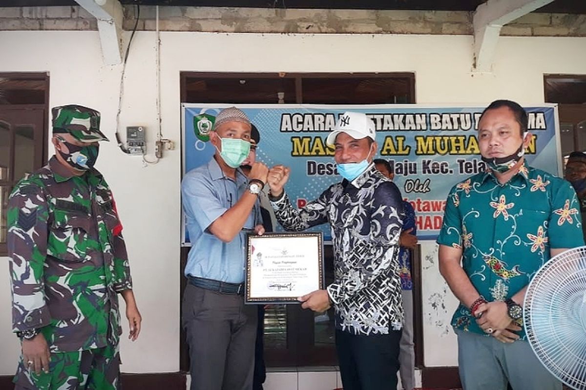 Bupati Kotim beri penghargaan peduli pendidikan kepada PT Sukajadi Sawit Mekar