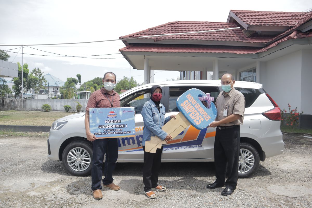 Siti Hanifah dapat satu mobil dari undian Simpedes BRI Putussibau