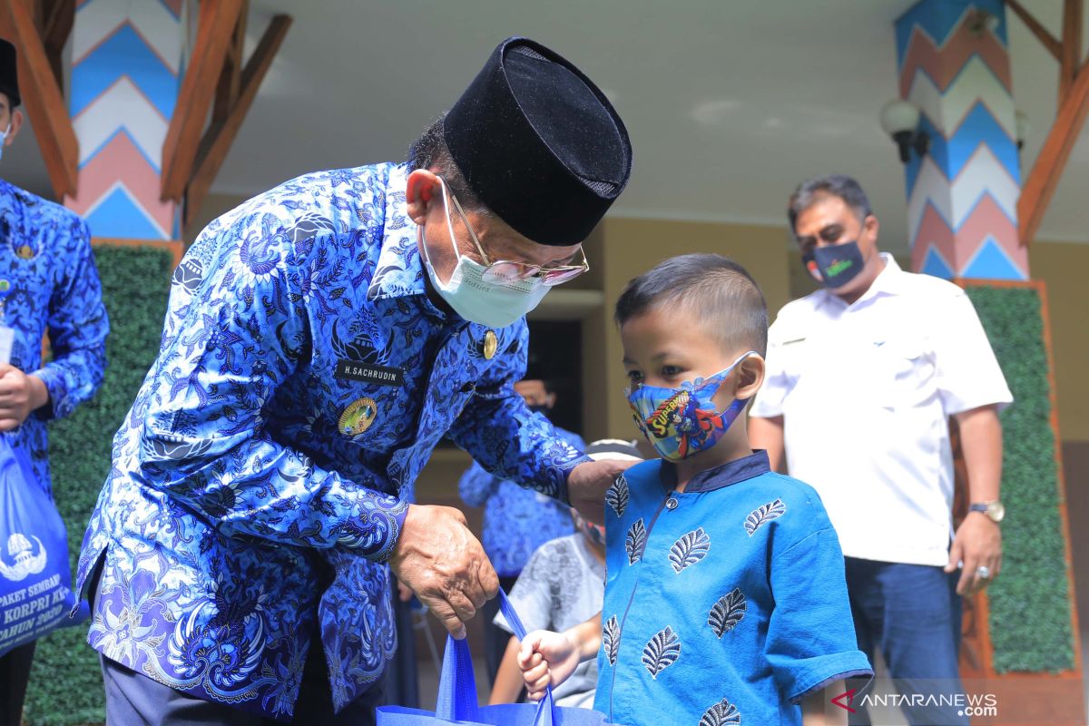 Tangerang salukan 3.000 paket sembako hasil donasi ASN