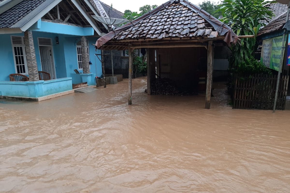 Hundreds flee to higher ground after floods submerge Lebak