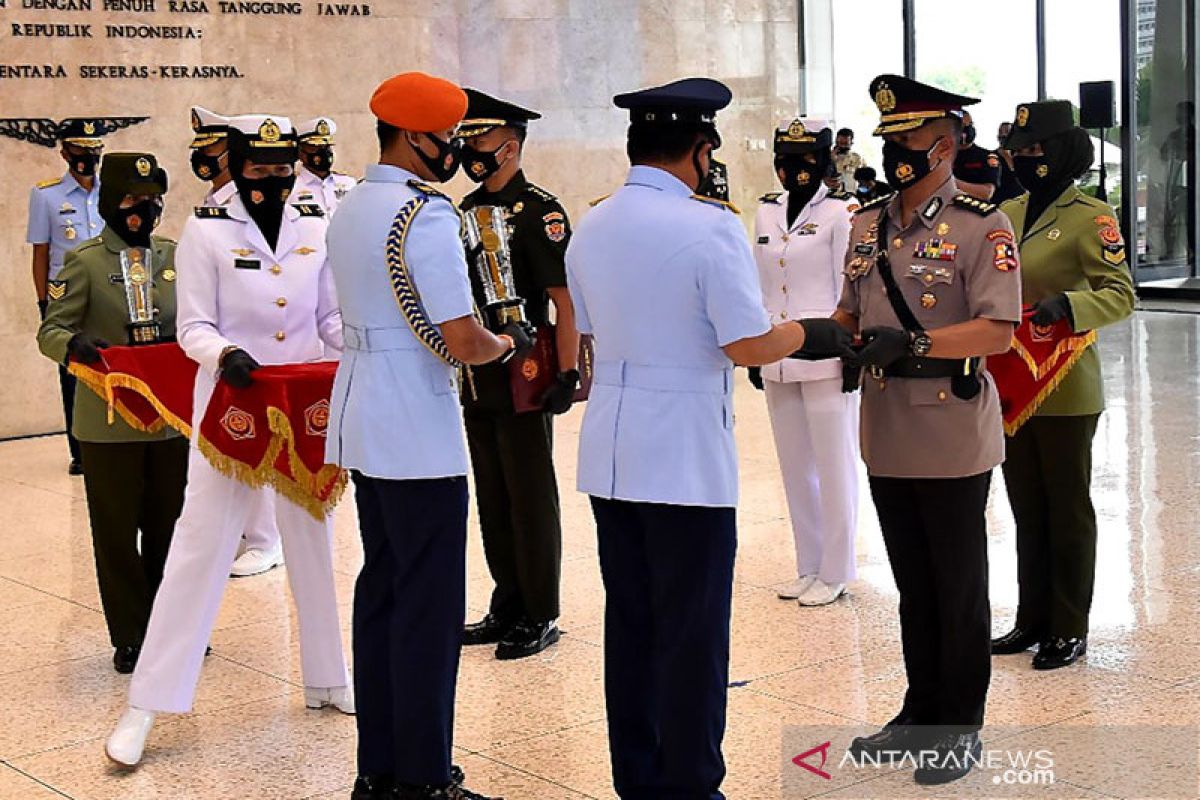 Lulus terbaik di Sesko TNI, Kombes Akhmad Yusep raih penghargaan