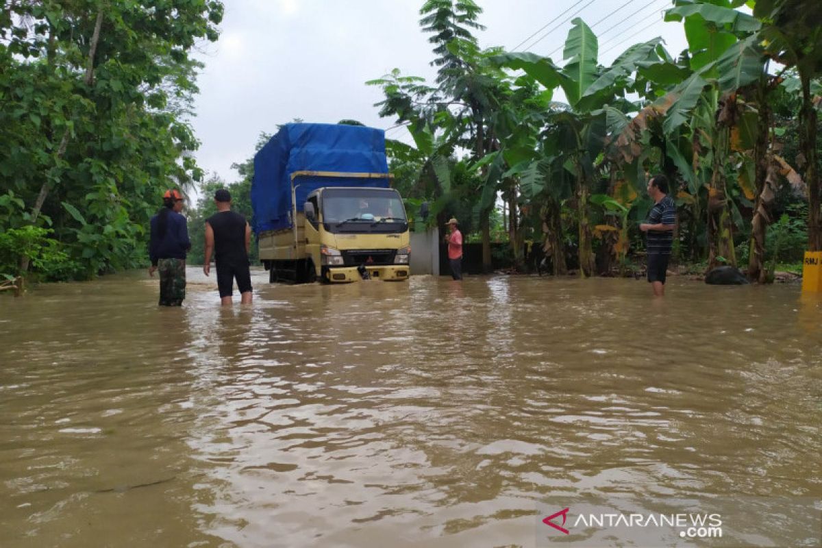 Five sub-districts in Banyumas flooded as Serayu River overflows