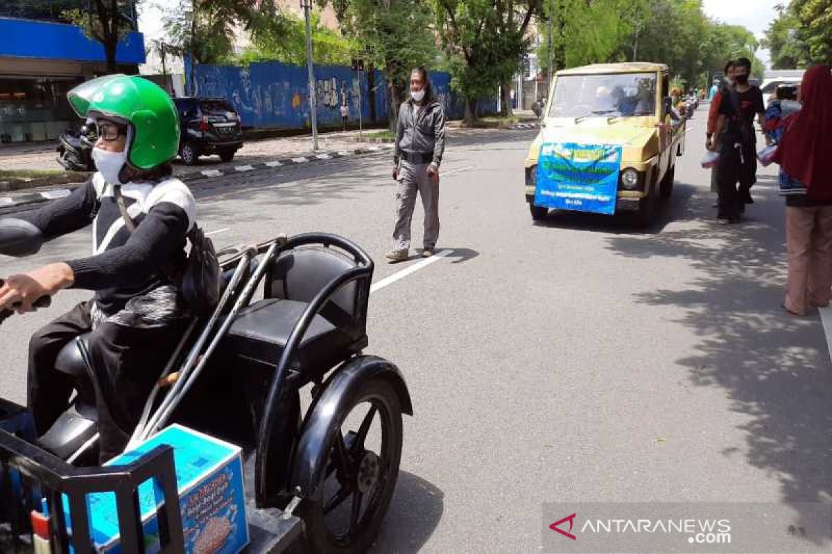 Peringati HDI 2020, warga disabilitas di Solo berbagi masker-nasi bungkus