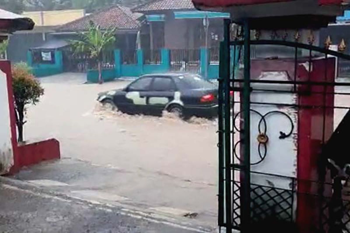 Arus kendaraan di jalur selatan Jateng terganggu genangan air