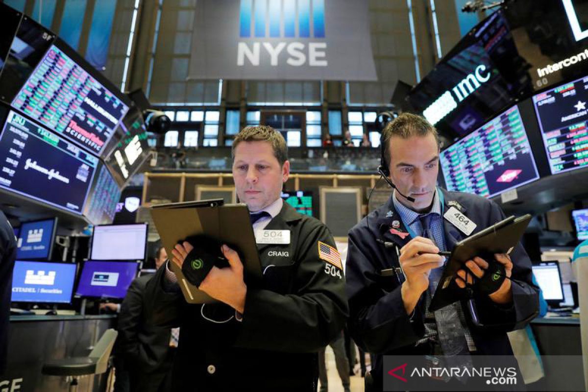 Wall Street berakhir jatuh  di tengah aksi jual saham-saham teknologi