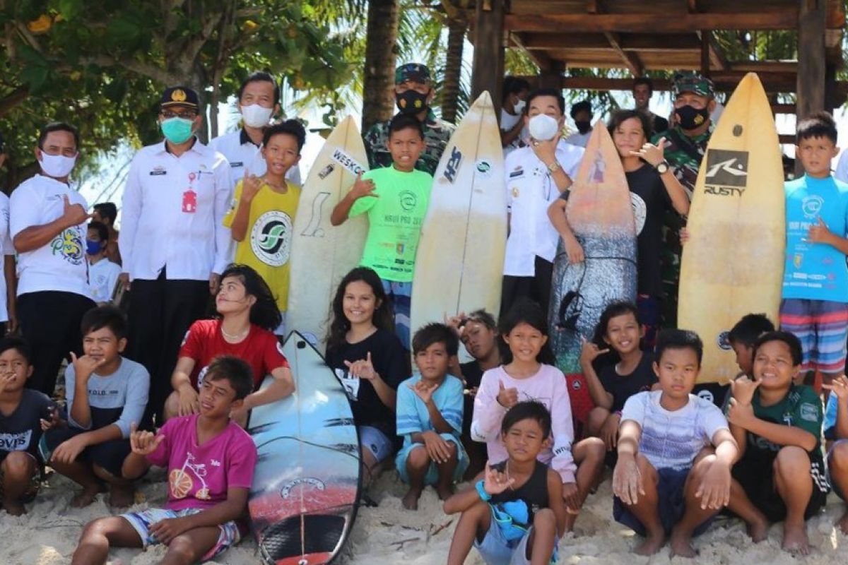 Pesisir Barat gelar "Bupati Surfing Kompetisi Lokal 2020 "