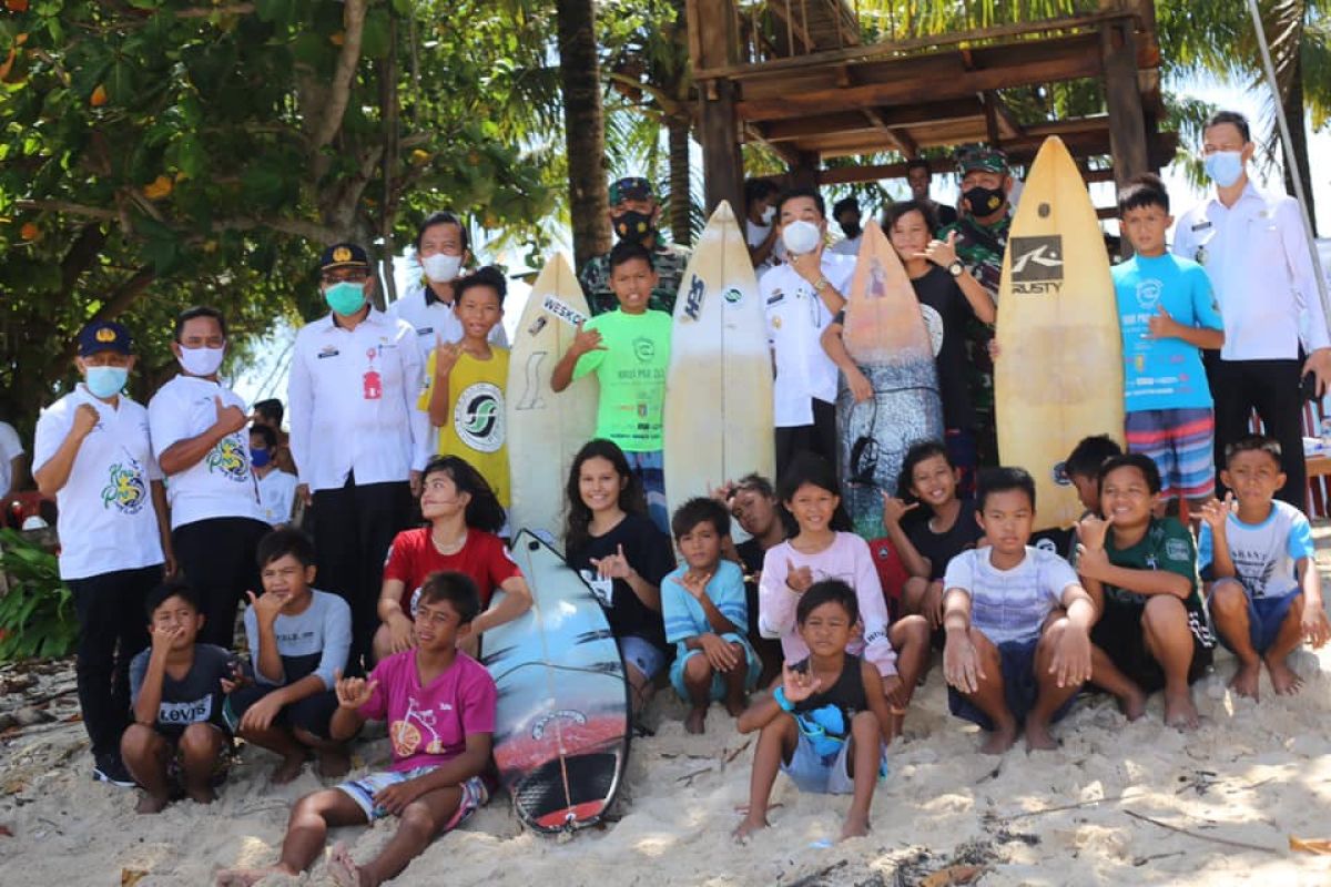 Bupati Pesisir Barat imbau wisatawan patuhi protokol kesehatan