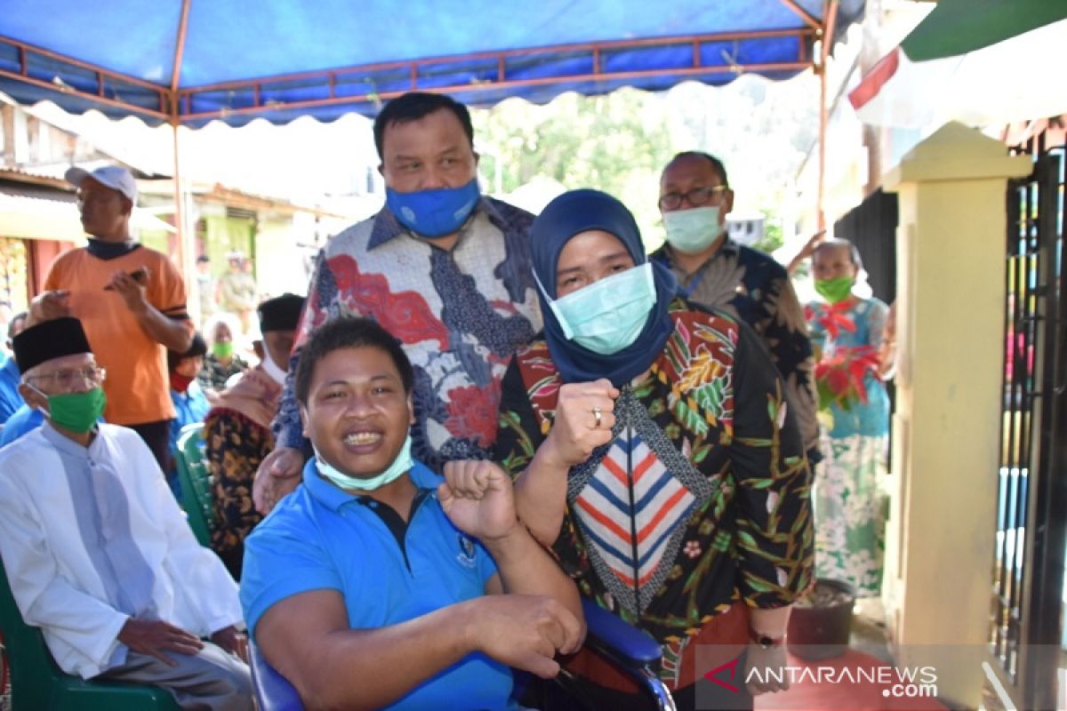 Wali kota Sibolga dan Delmeria serahkan alat bantu dampingan bagi penyandang disabilitas