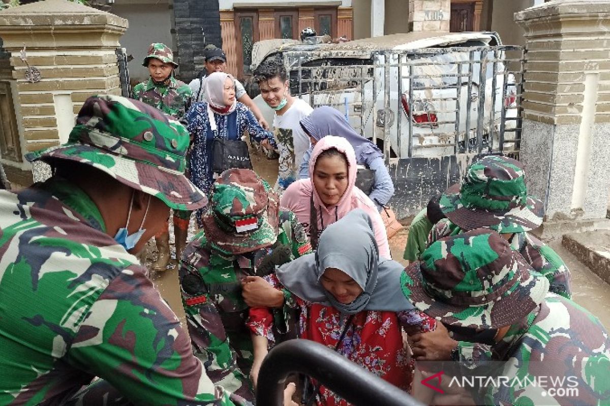 Petugas gabungan evakuasi korban banjir di Deli Serdang