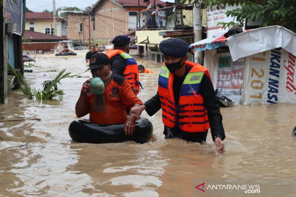 Brimob Polda Sumut evakuasi korban banjir di Medan