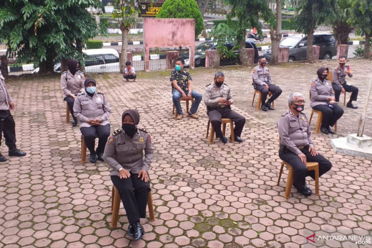 Sebanyak 240 personel Polres Tanah Datar jalani tes usap untuk amankan Pilkada serentak 2020