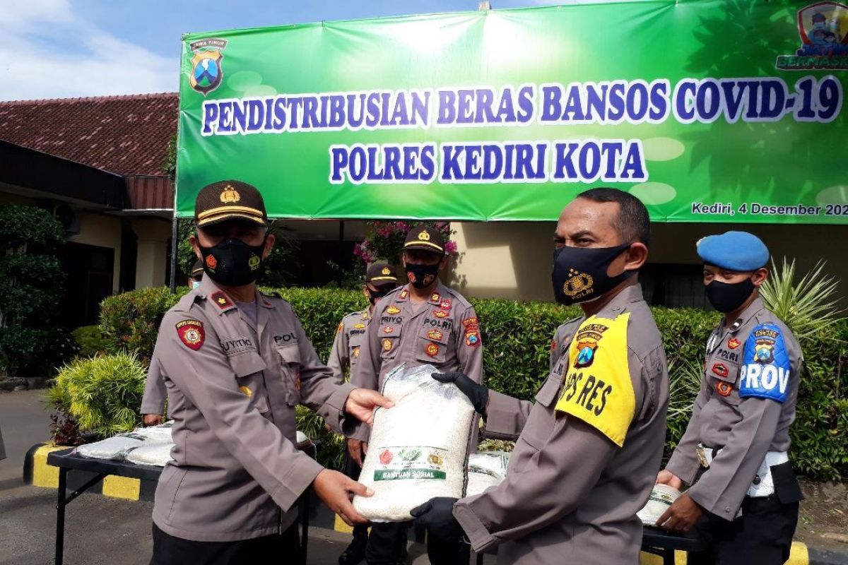 Polresta Kediri kirim 10 ton beras bagi warga terdampak COVID-19