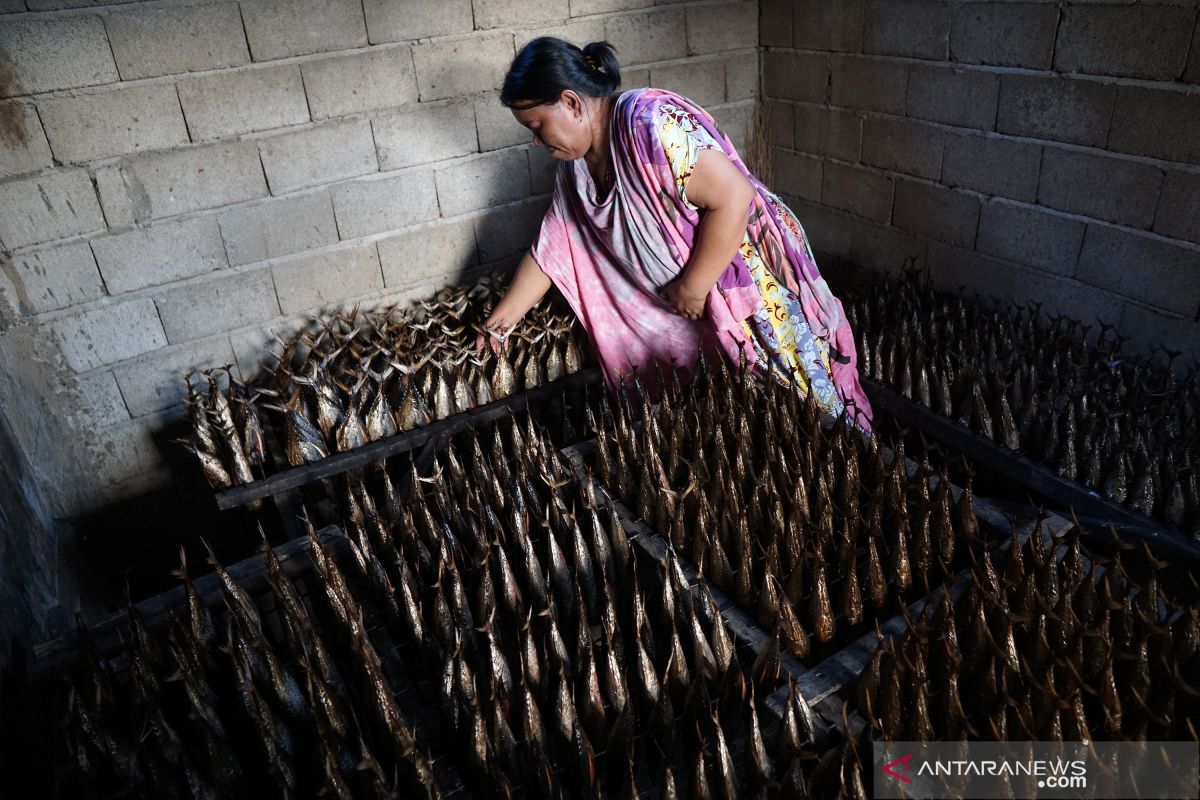 Harga ikan asap di Gorontalo naik karena kekurangan bahan baku