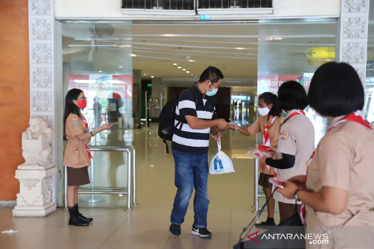 AP I-Kwarda Pramuka Bali bagikan masker di Bandara I Gusti Ngurah Rai