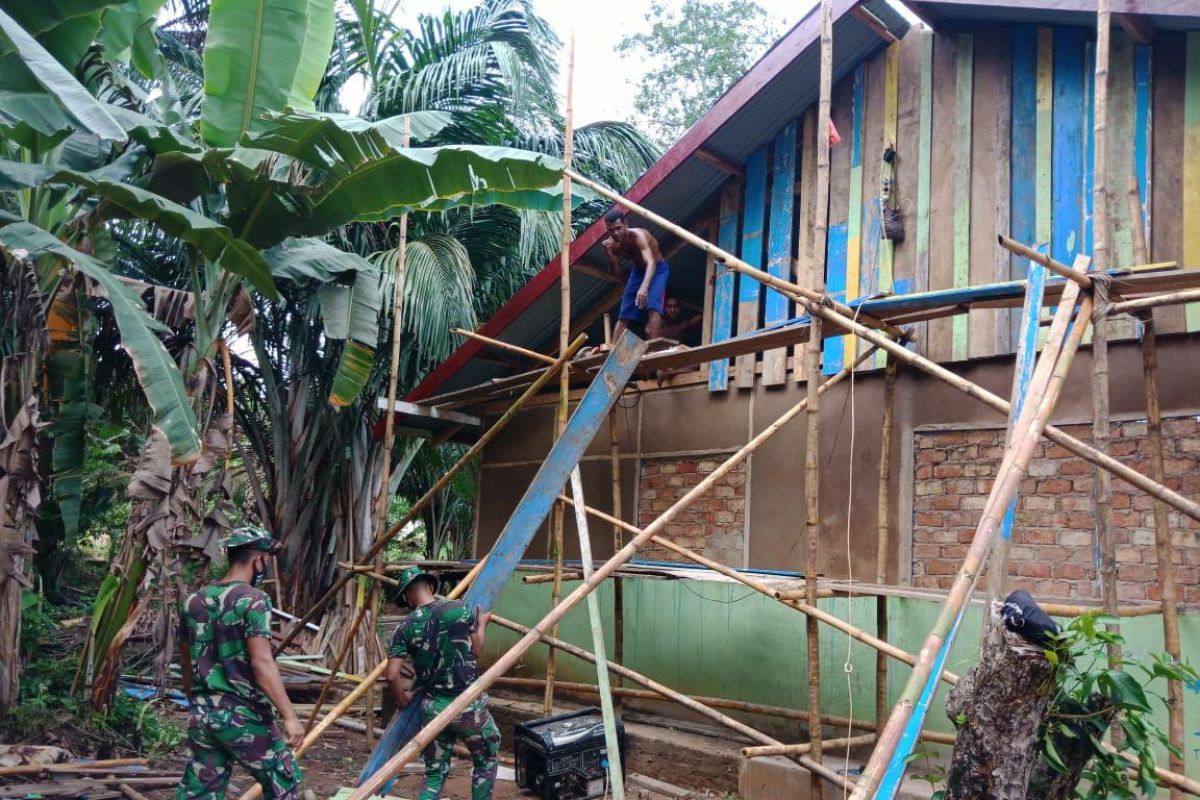 Satgas Yonif 125/Si'mbisa renovasi gereja Bukit Zaitun di perbatasan RI-PNG