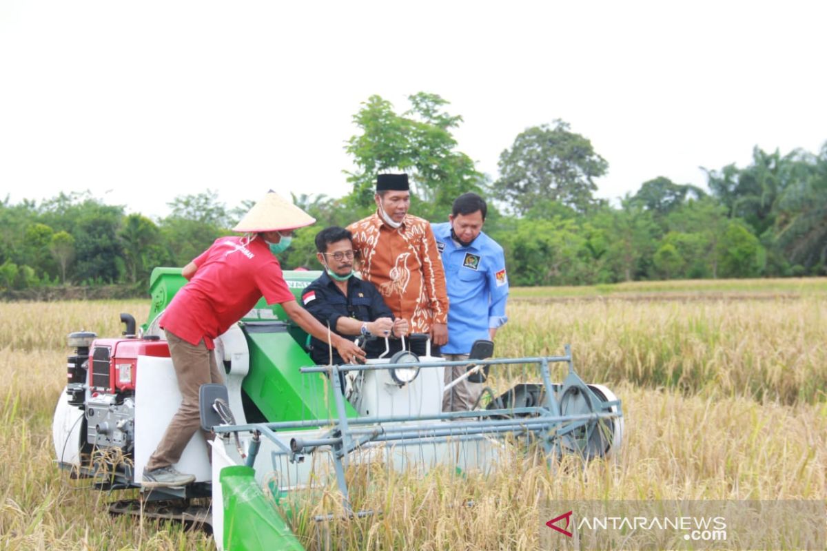 Irigasi rusak berat, 57 kelompok tani Bengkulu terima bantuan Kementan