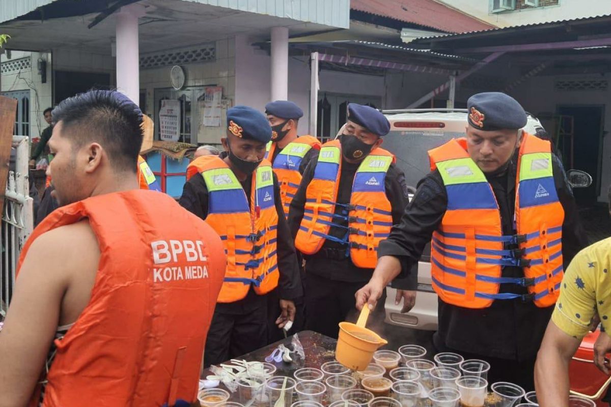 Polda Sumut dirikan dapur lapangan bantu warga terdampak banjir di Medan