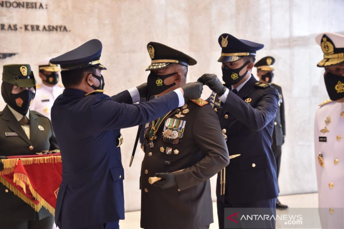Panglima TNI sematkan tanda kehormatan Bintang Dharma kepada 10 perwira tinggi