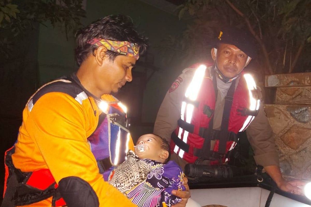 Personel Dit Samapta Polda Sumut bantu masyarakat terjebak banjir