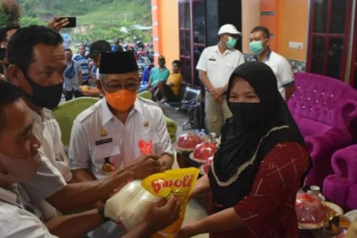 Gubernur Sulbar serahkan bantuan "Marasa" di Mamasa