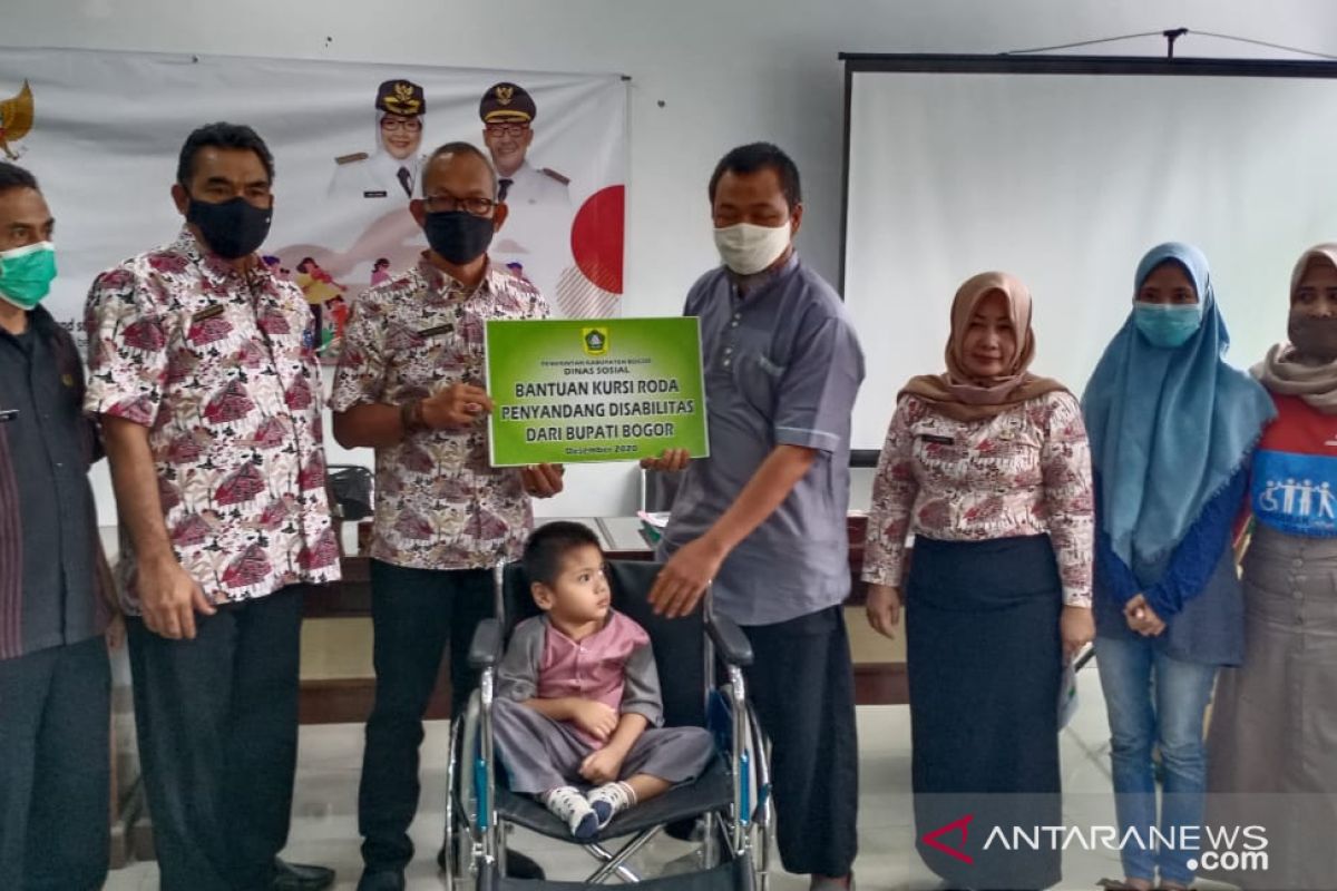 Dinsos Kabupaten Bogor beri bantuan ratusan kursi roda untuk penyandang disabilitas