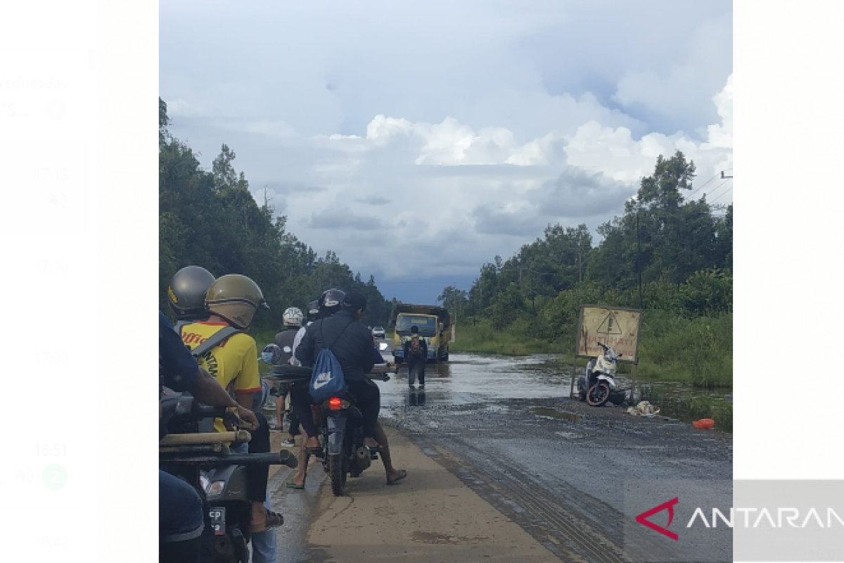 Jalan nasional tergenang air Kodim Putussibau gelar karya bakti