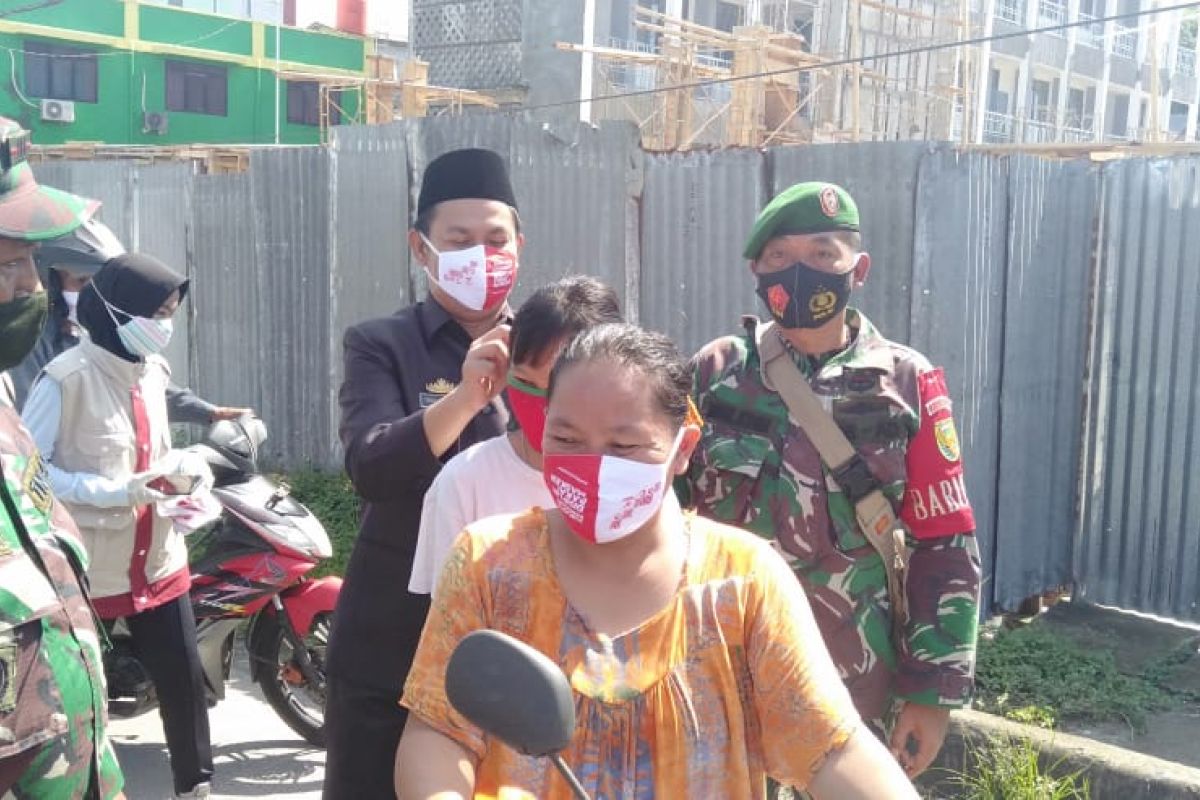 Cegah penyebaran COVID-19, Dinkes Pesisir Barat bagikan masker kepada masyarakat