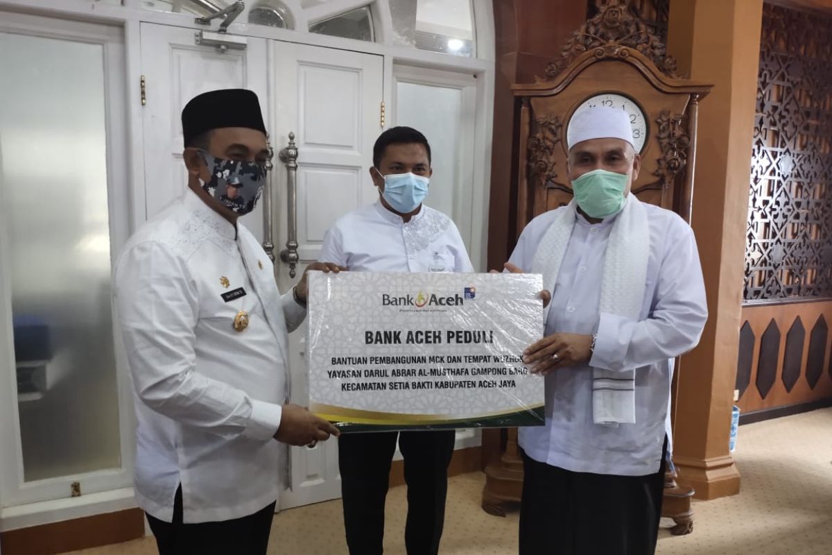 Bupati Aceh Jaya serahkan bantuan dana CSR bank Aceh syariah kepada Dayah dan UKM