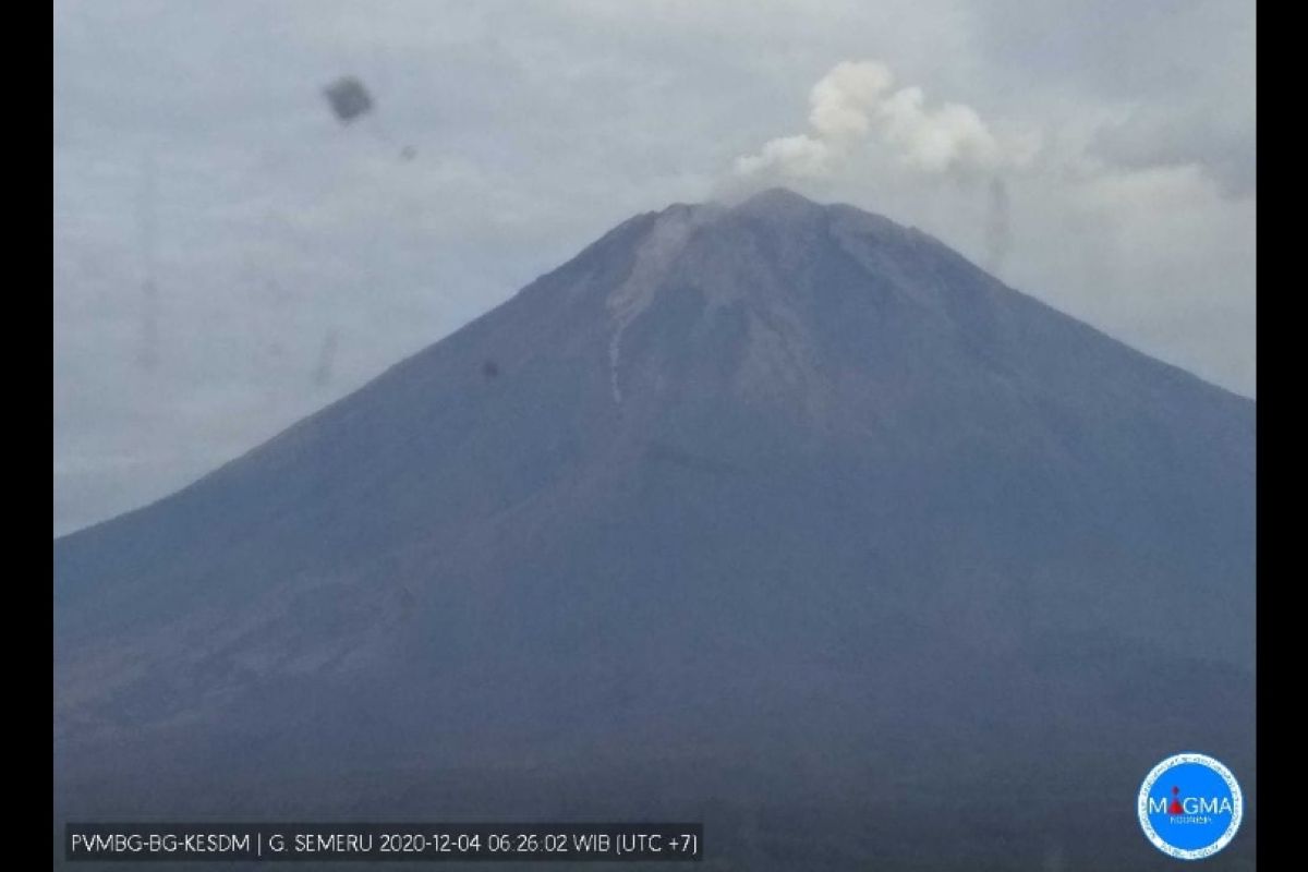 Gunung Semeru masih luncurkan guguran lava pijar