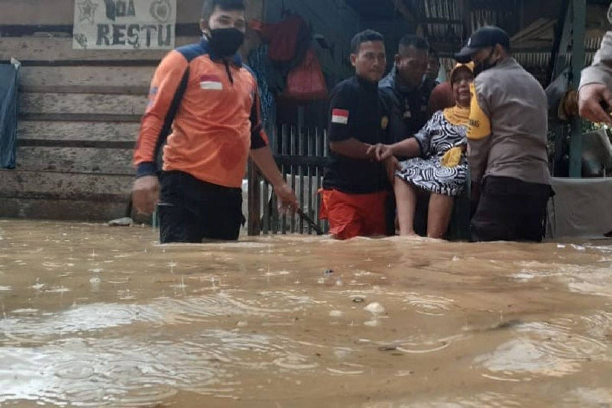 Tim gabungan evakuasi puluhan warga terdampak banjir di Aceh Timur