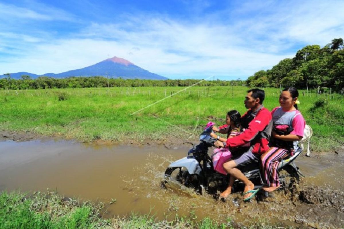 Akses jalan desa terpencil di Kerinci