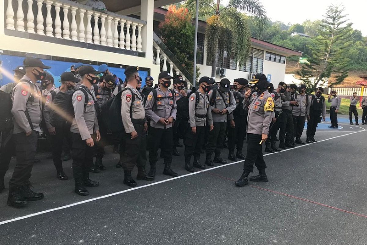 Kapolres Maluku Tengah lepaskan puluhan personel BKO ke Polres SBT