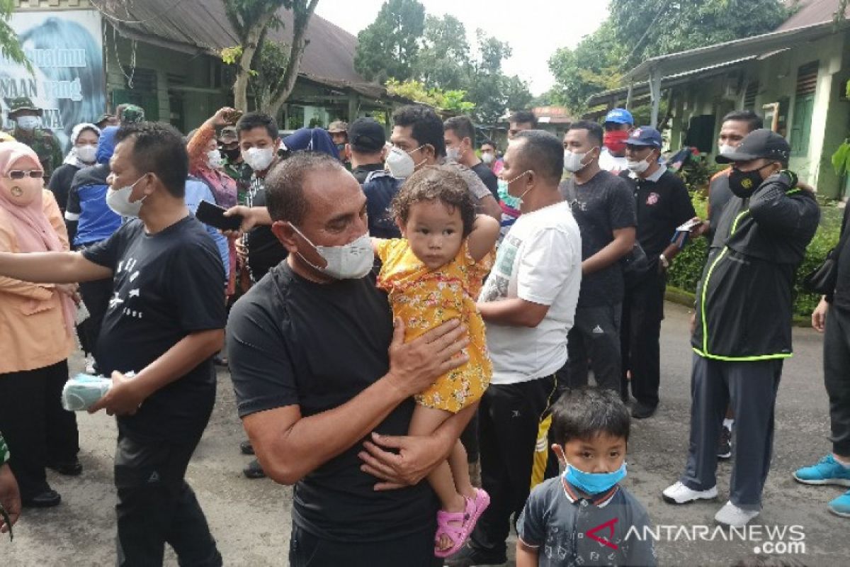 Gubernur beri semangat dan motivasi pengungsi banjir di Deli Serdang