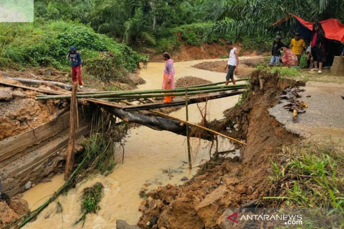 Banjir putuskan satu jembatan di Aceh Tenggara, delapan desa terisolir