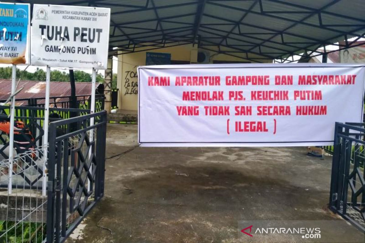 Tolak Pjs keuchik, warga dan aparat desa segel dan coret-coret kantor desa di Aceh Barat