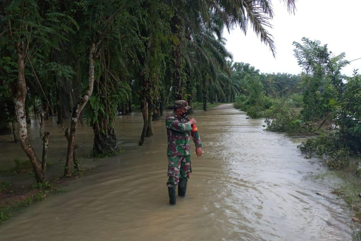 Warga gunakan jalan alternatif akibat banjir di Aceh Tamiang