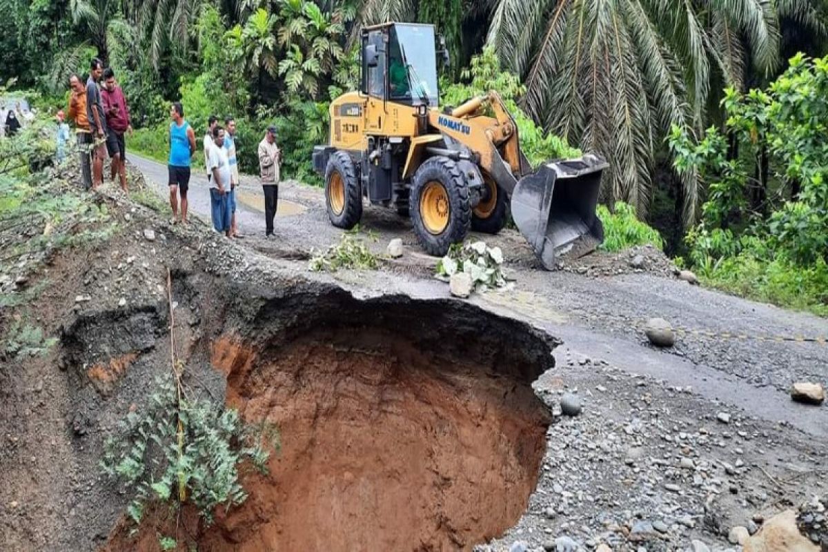 Badan jalan di Kecamatan Bahorok Langkat longsor