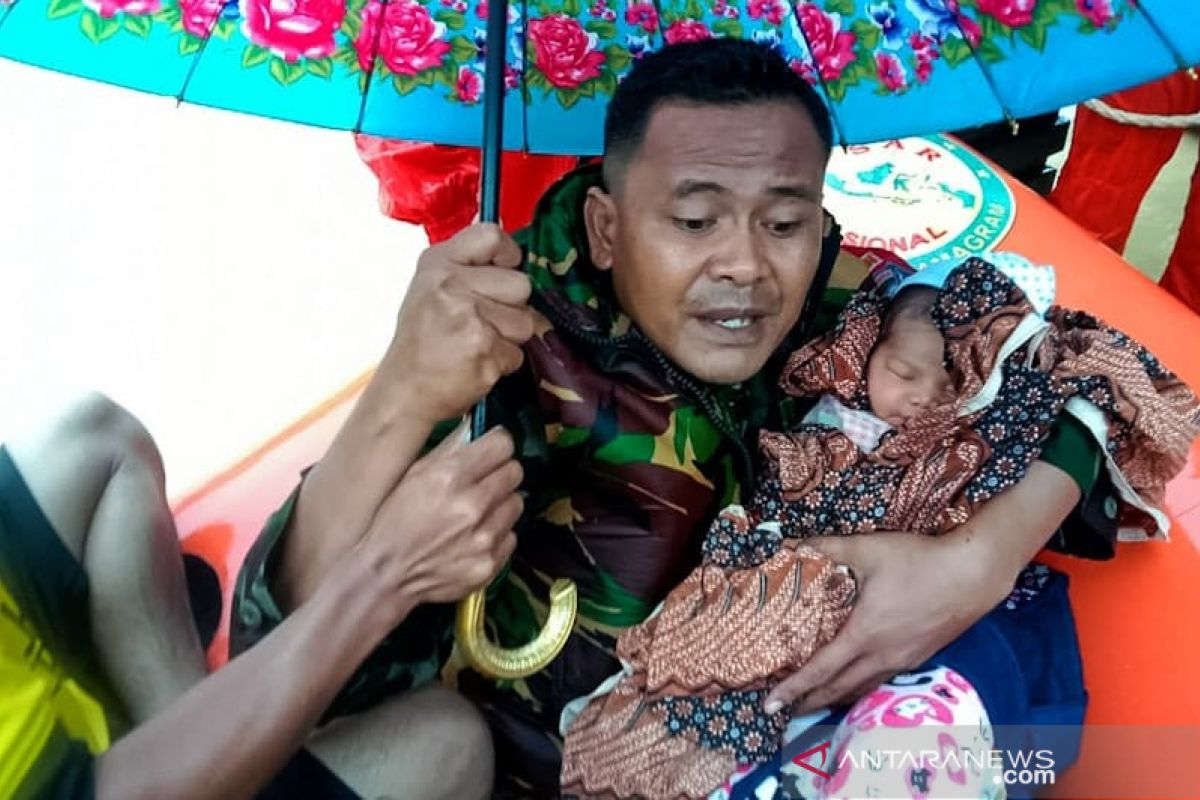 TNI evakuasi bayi dan sang Ibu terjebak banjir di Aceh Timur