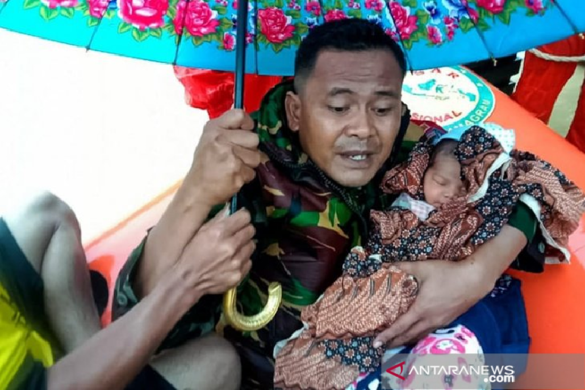 Prajurit TNI selamatkan bayi dan ibu yang terjebak banjir di Aceh Timur