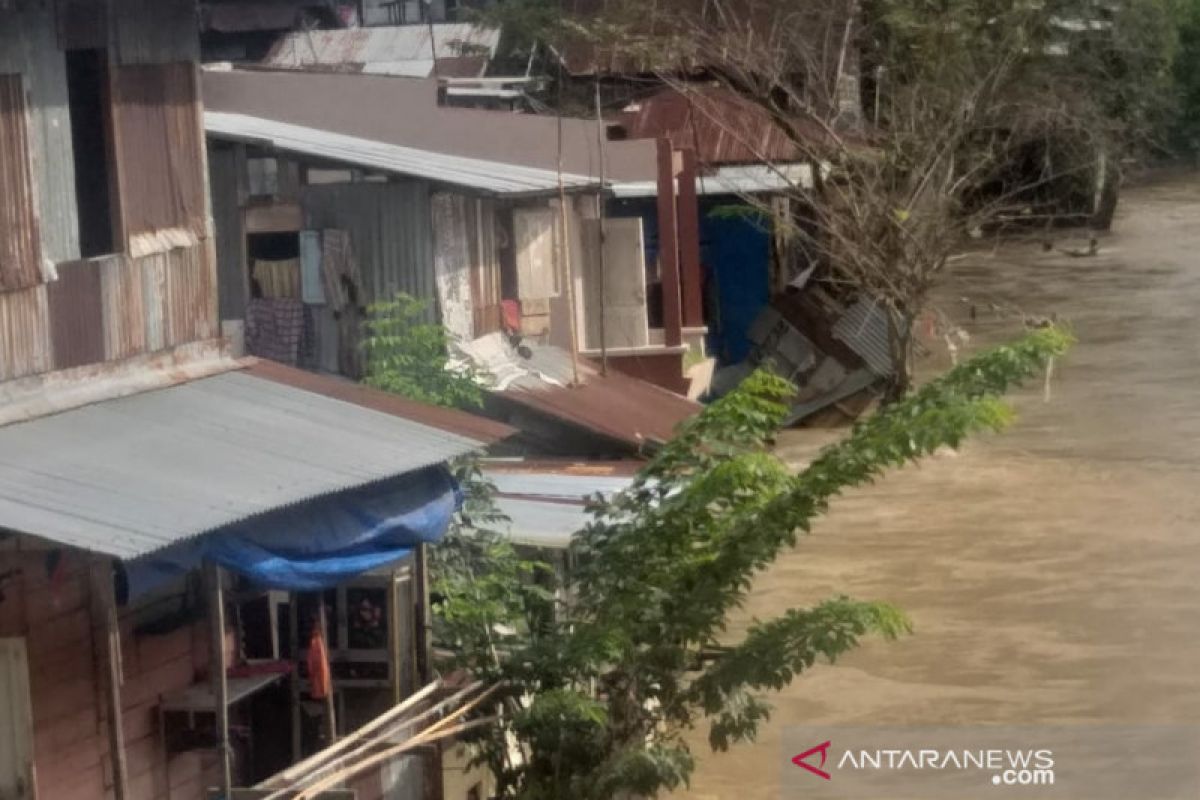 Sungai Deli Medan kembali meluap rendam ratusan rumah warga