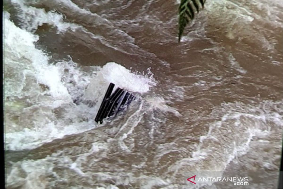 Ini dia! penampakan alat berat yang terseret longsor ratusan meter ke dasar Sungai Batang Toru