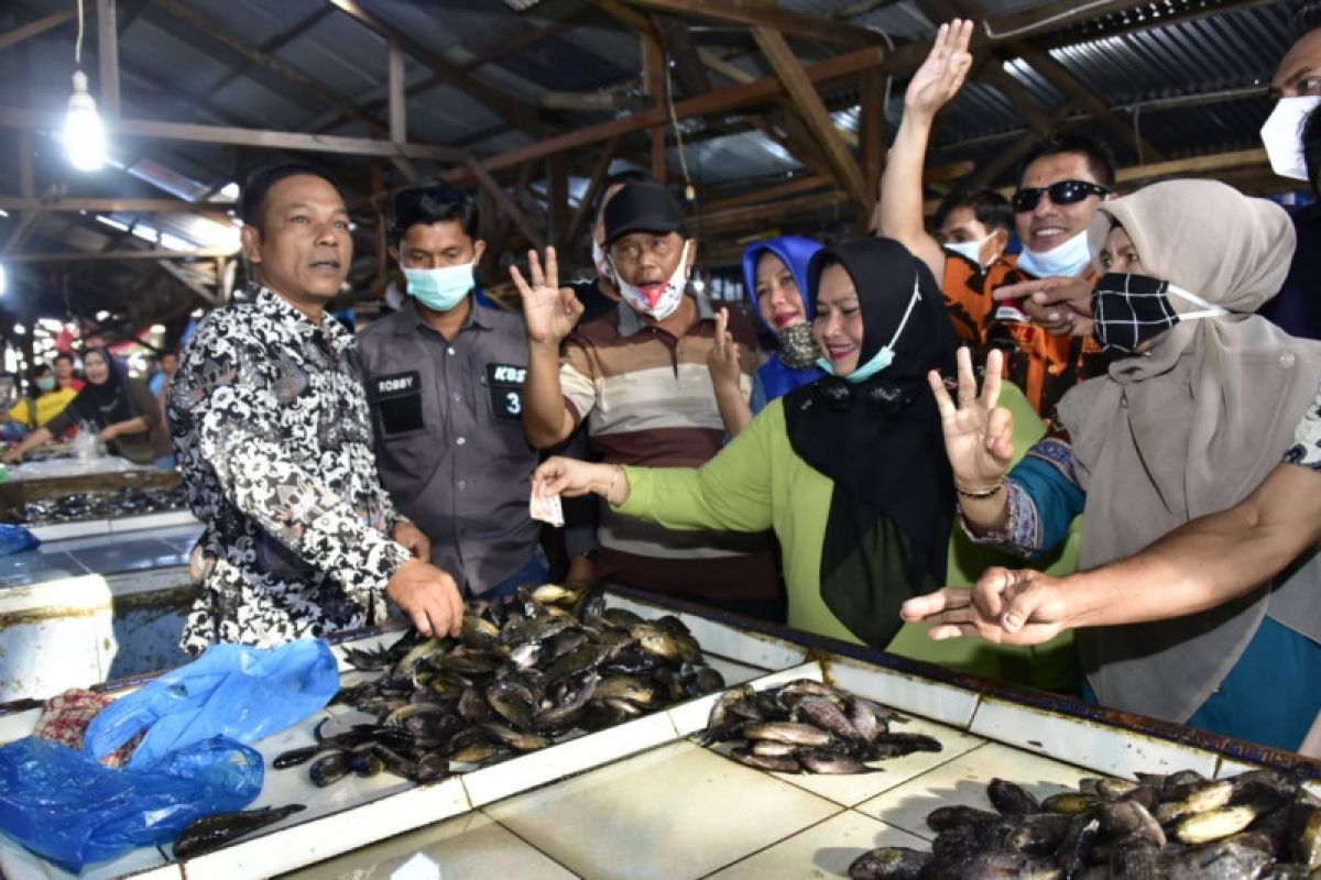 Aksi sapa pedagang ala Kasmarni hebohkan Pasar Duri Mandau