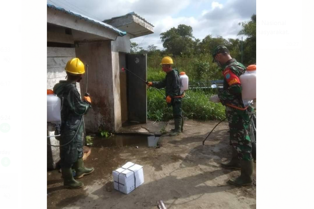 Babinsa Sejangkung bantu warga semprotkan Disinfektan