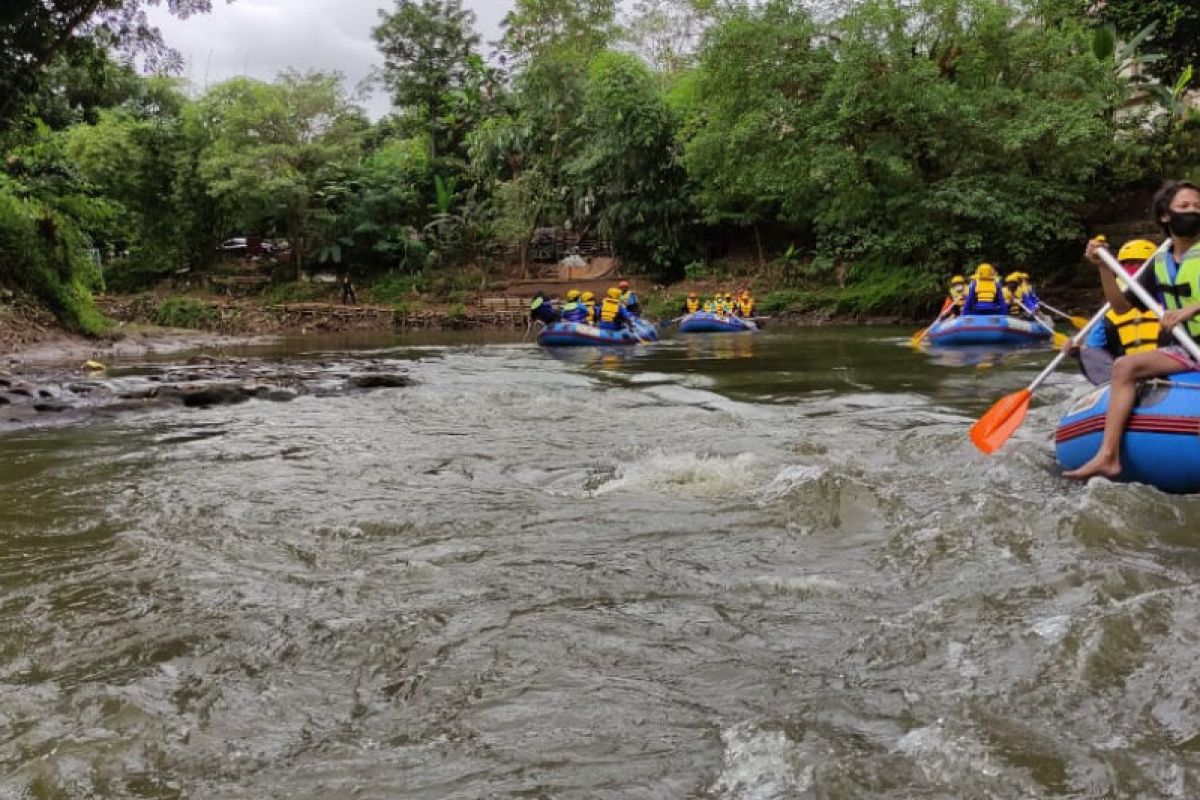 Komunitas Mat Peci susuri Kali Ciliwung peringati Hari Relawan