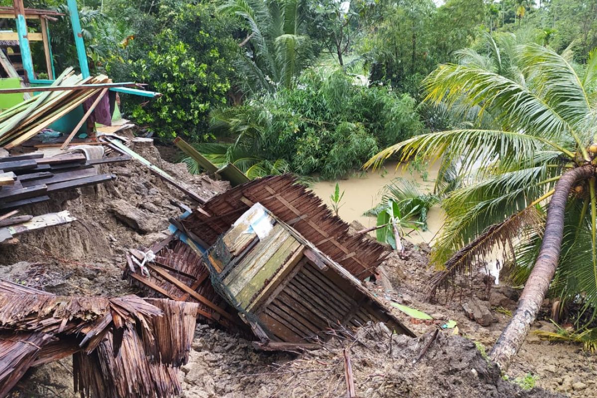 Dua unit rumah ambruk ke sungai di Aceh Utara