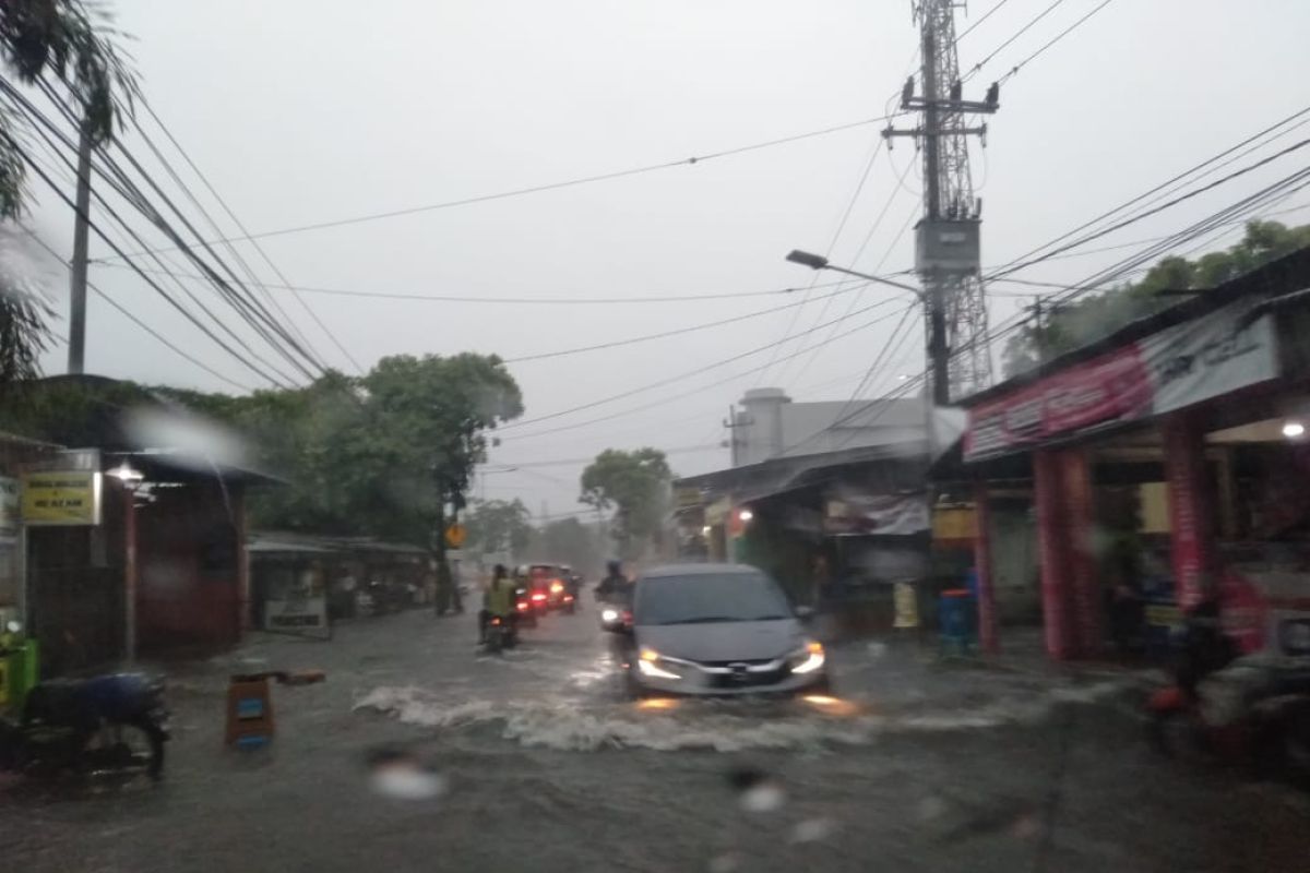 Hujan deras, Sejumlah wilayah di Kota Surabaya terendam banjir