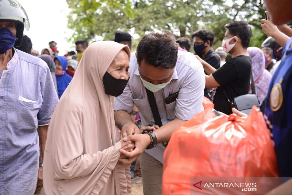 PT Timah bersama TNI-Polri bagikan sembako serta pengobatan gratis